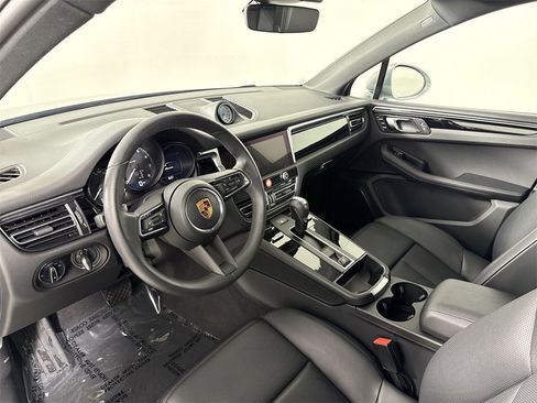Certified 2025 Porsche Macan image 4