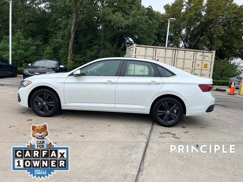 Used 2022 Volkswagen Jetta SE w/ Panoramic Sunroof Package image 10