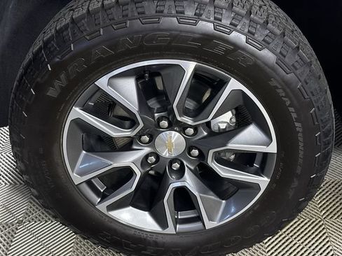 Used 2025 Chevrolet Silverado 1500 LT AWD/4WD image 34