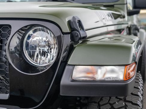 Used 2021 Jeep Gladiator Sport image 8