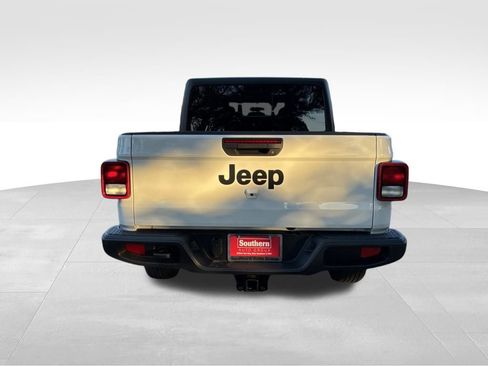 Used 2023 Jeep Gladiator Sport image 4