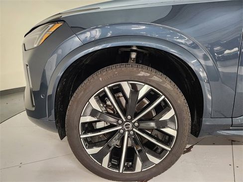 Used 2025 Volvo XC90 B5 Plus image 11