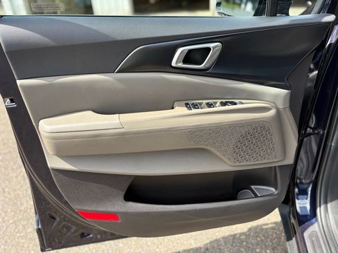 Used 2025 Kia Carnival FWD image 11
