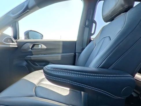 Used 2025 Chrysler Pacifica Select FWD image 31
