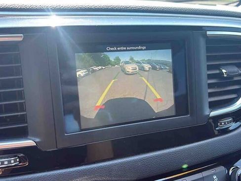 Used 2020 Chrysler Pacifica Touring w/ S Appearance Package FWD image 13