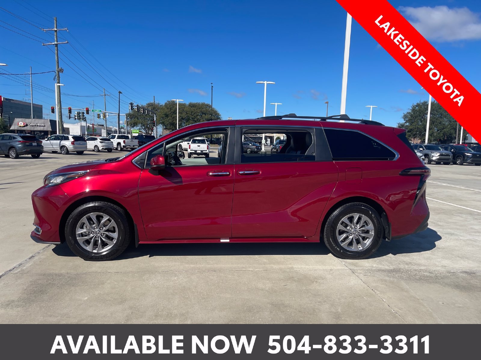 Used 2023 Toyota Sienna XLE FWD image 2