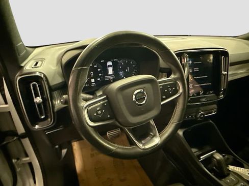 Used 2021 Volvo XC40 T5 R-Design w/ Climate Package image 12