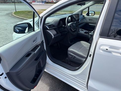 Used 2021 Toyota Sienna LE image 12