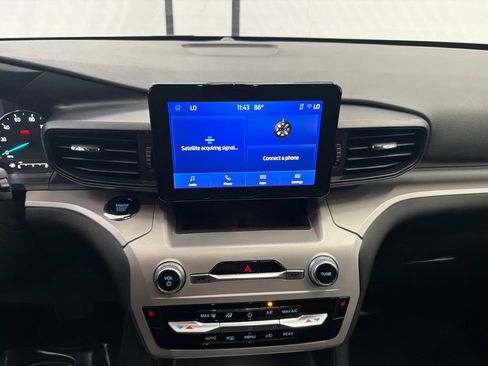 Used 2024 Ford Explorer XLT RWD image 27
