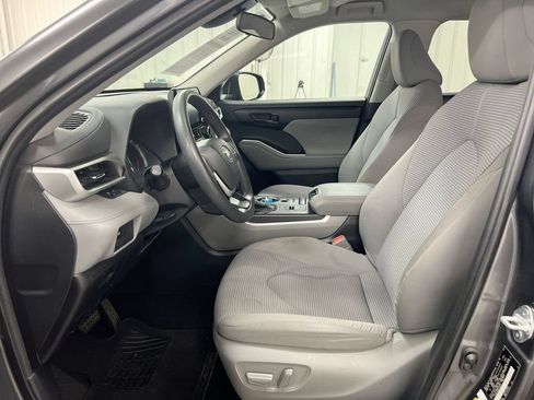Used 2022 Toyota Highlander L FWD image 19