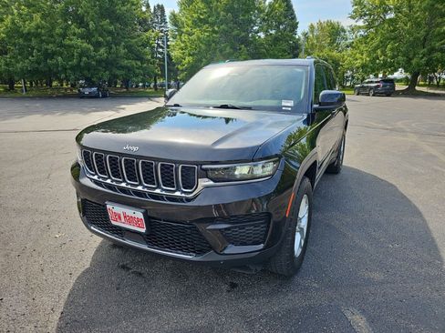 Used 2023 Jeep Grand Cherokee Laredo w/ Luxury Tech Group I AWD/4WD image 2