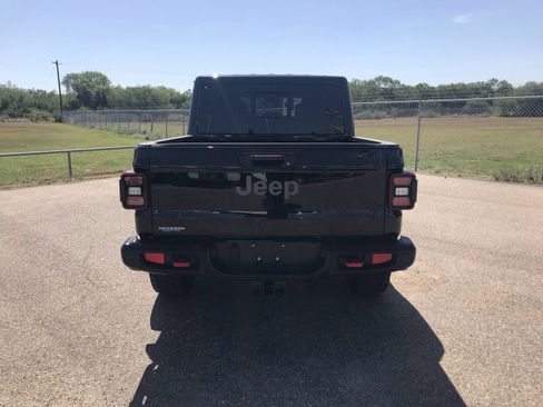 Used 2025 Jeep Gladiator Rubicon AWD/4WD image 7