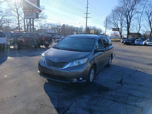 Used 2014 Toyota Sienna XLE image 1