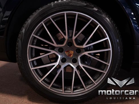 Used 2021 Porsche Cayenne Coupe w/ Premium Package image 18