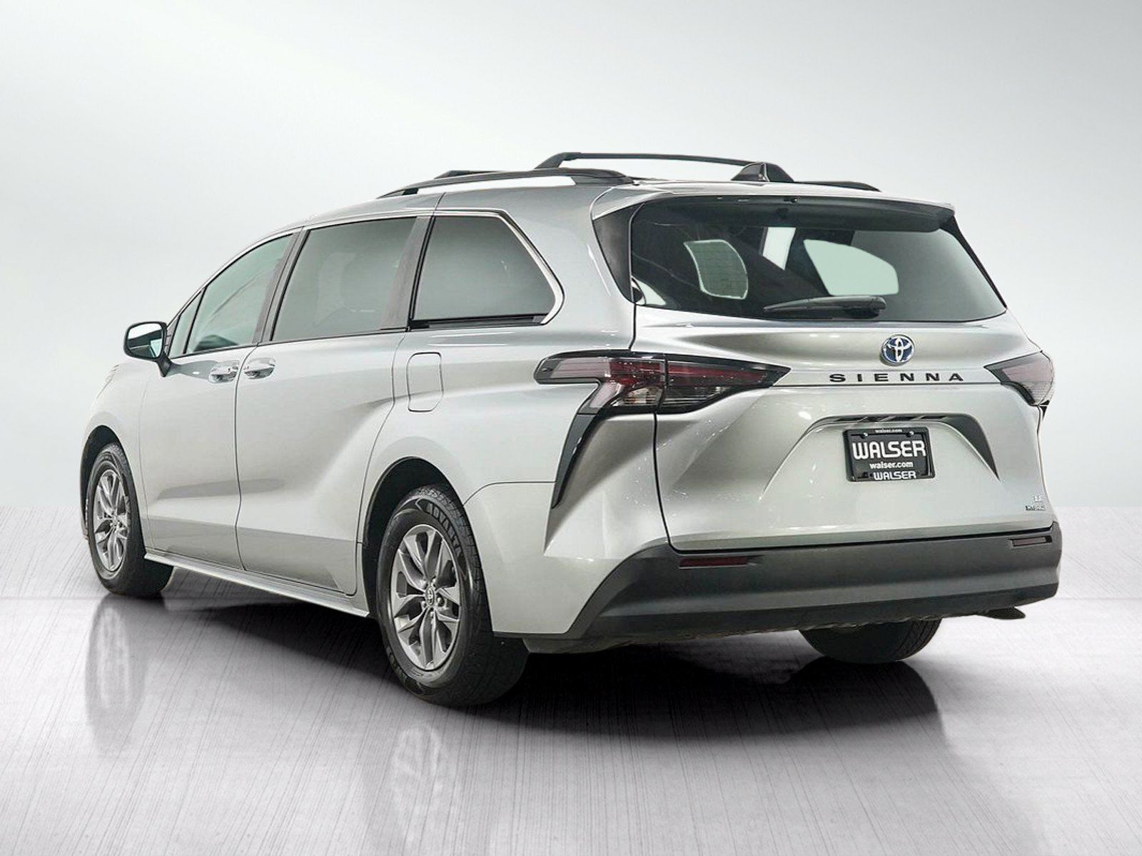Used 2024 Toyota Sienna LE FWD image 3