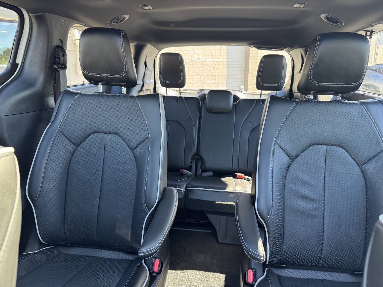 Used 2023 Chrysler Pacifica Limited w/ Uconnect Theater Family Group FWD image 21