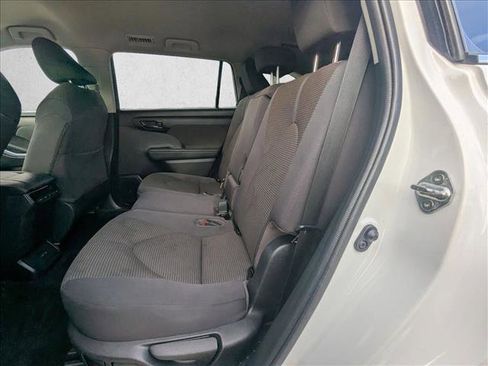 Used 2022 Toyota Highlander LE image 17