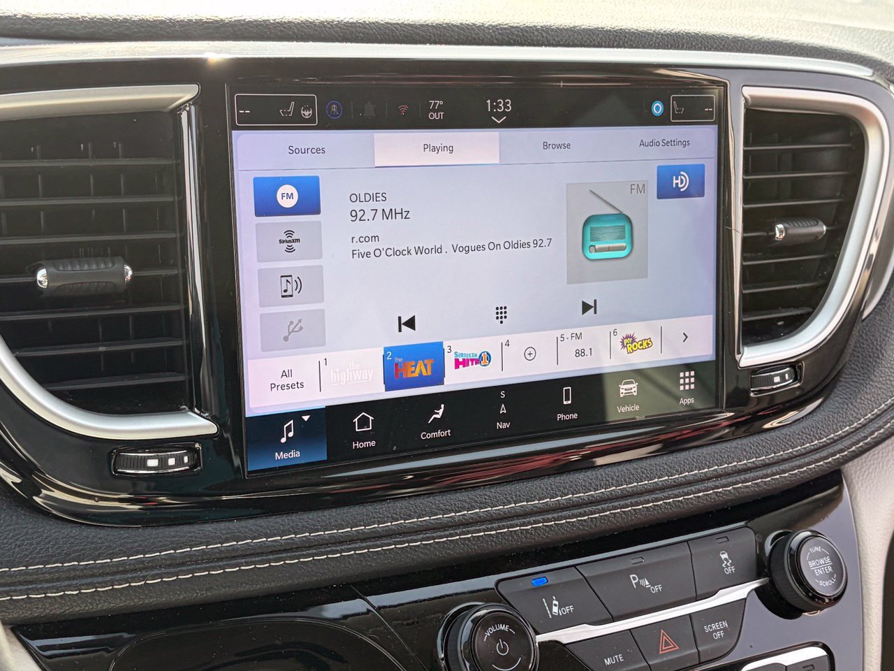 Used 2024 Chrysler Pacifica Limited FWD image 12