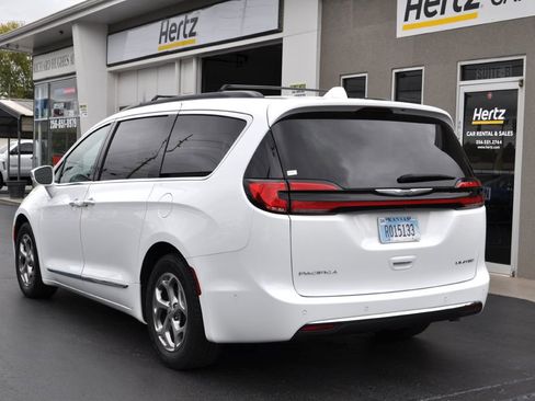Used 2022 Chrysler Pacifica Limited image 4