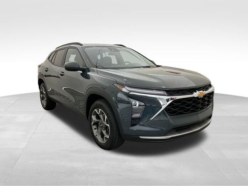 Used 2025 Chevrolet Trax LT FWD image 7