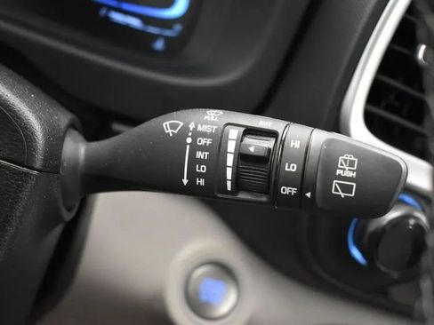 Used 2025 Hyundai Venue SEL FWD image 27