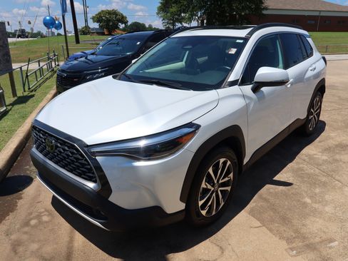Used 2023 Toyota Corolla Cross XLE w/ Convenience Package FWD image 3