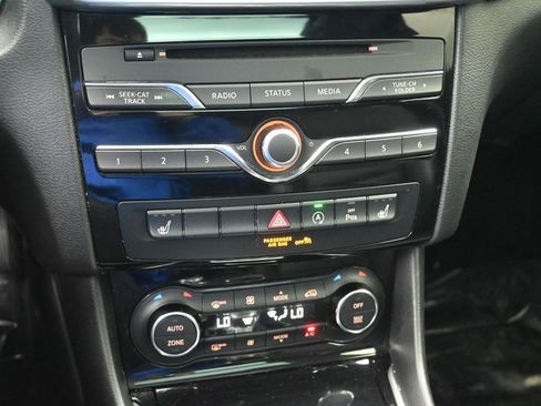 Used 2017 INFINITI QX30 Premium w/ Technology Package image 18