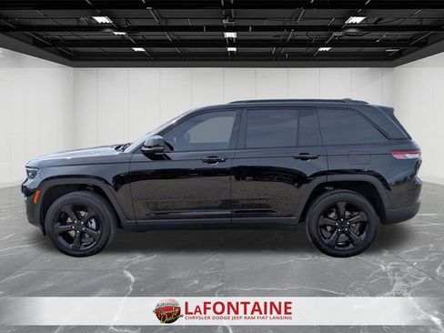 Used 2023 Jeep Grand Cherokee Altitude image 2