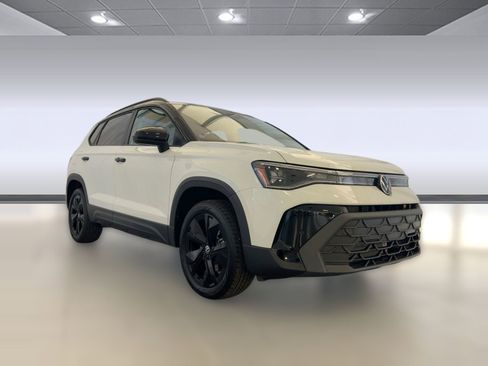 New 2026 Volkswagen Taos SE image 7