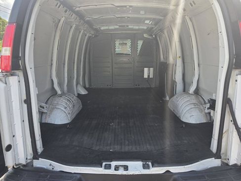 Used 2018 Chevrolet Express 2500 w/ Driver Convenience Package RWD image 6