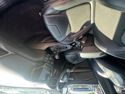 Used 2019 Jeep Cherokee Latitude Plus image 13