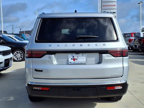Used 2024 Jeep Wagoneer Series II w/ Flexible Seating Group AWD/4WD image 7