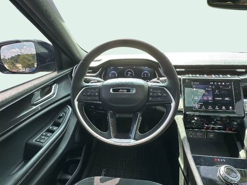 Used 2023 Jeep Grand Cherokee L Laredo image 12