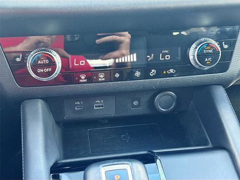 Used 2024 Mitsubishi Outlander SE image 16