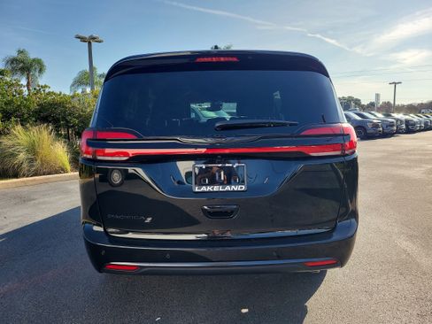 New 2026 Chrysler Pacifica Select image 7
