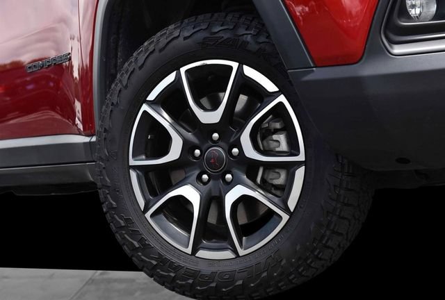 Used 2025 Jeep Compass Trailhawk AWD/4WD image 3