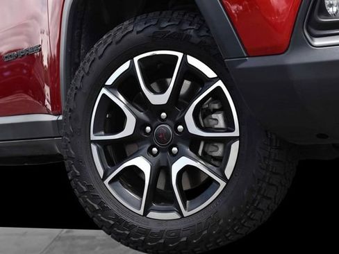 Used 2025 Jeep Compass Trailhawk AWD/4WD image 3