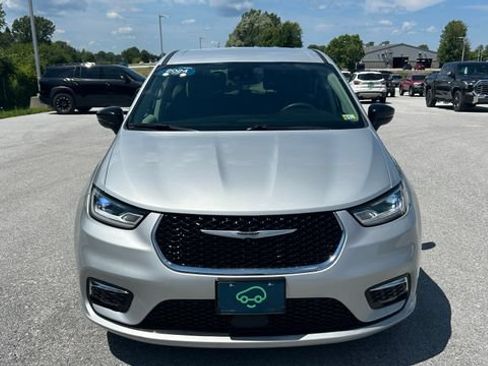 Used 2024 Chrysler Pacifica Touring-L FWD image 8