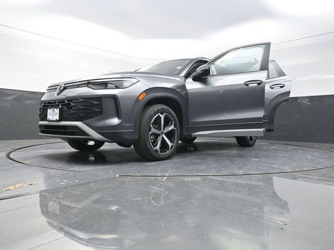 New 2026 Volkswagen Tiguan SE image 32