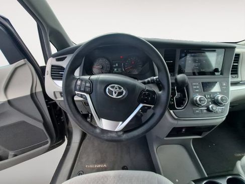 Used 2015 Toyota Sienna LE FWD image 12