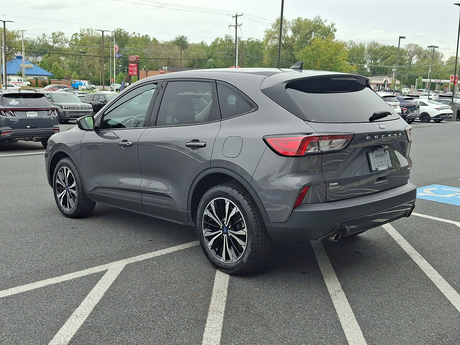 Used 2022 Ford Escape SE w/ SE Sport Appearance Package AWD/4WD image 4