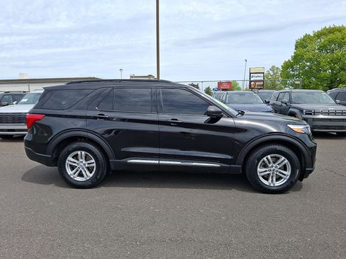 Used 2023 Ford Explorer XLT AWD/4WD image 7