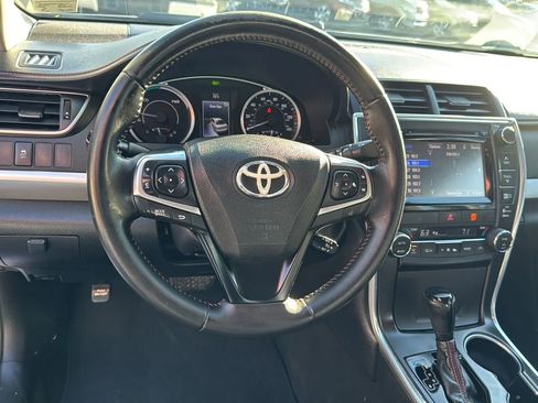 Used 2015 Toyota Camry SE w/ Moonroof Package image 9