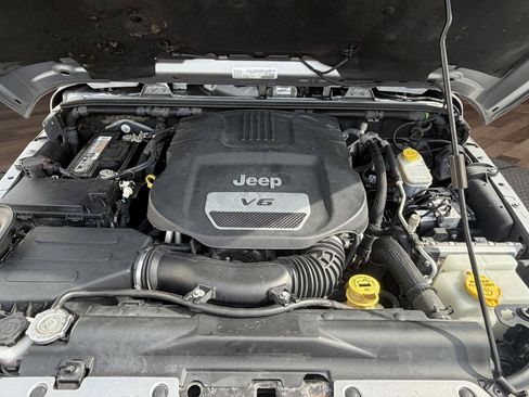 Used 2018 Jeep Wrangler Unlimited Sahara w/ Connectivity Group AWD/4WD image 21