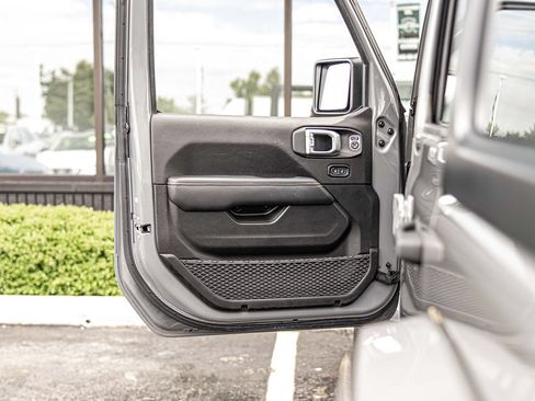 Used 2023 Jeep Wrangler Unlimited Sahara AWD/4WD image 30