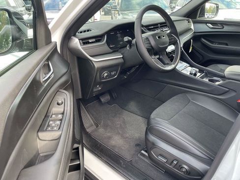 New 2025 Jeep Grand Cherokee Altitude image 4