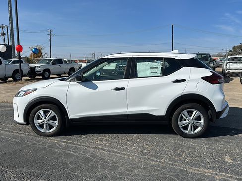 New 2025 Nissan Kicks Play S image 5