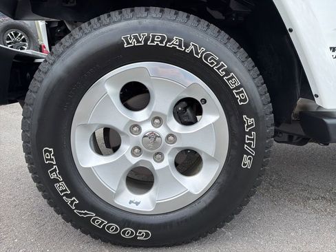 Used 2015 Jeep Wrangler Unlimited Sahara w/ Connectivity Group AWD/4WD image 12