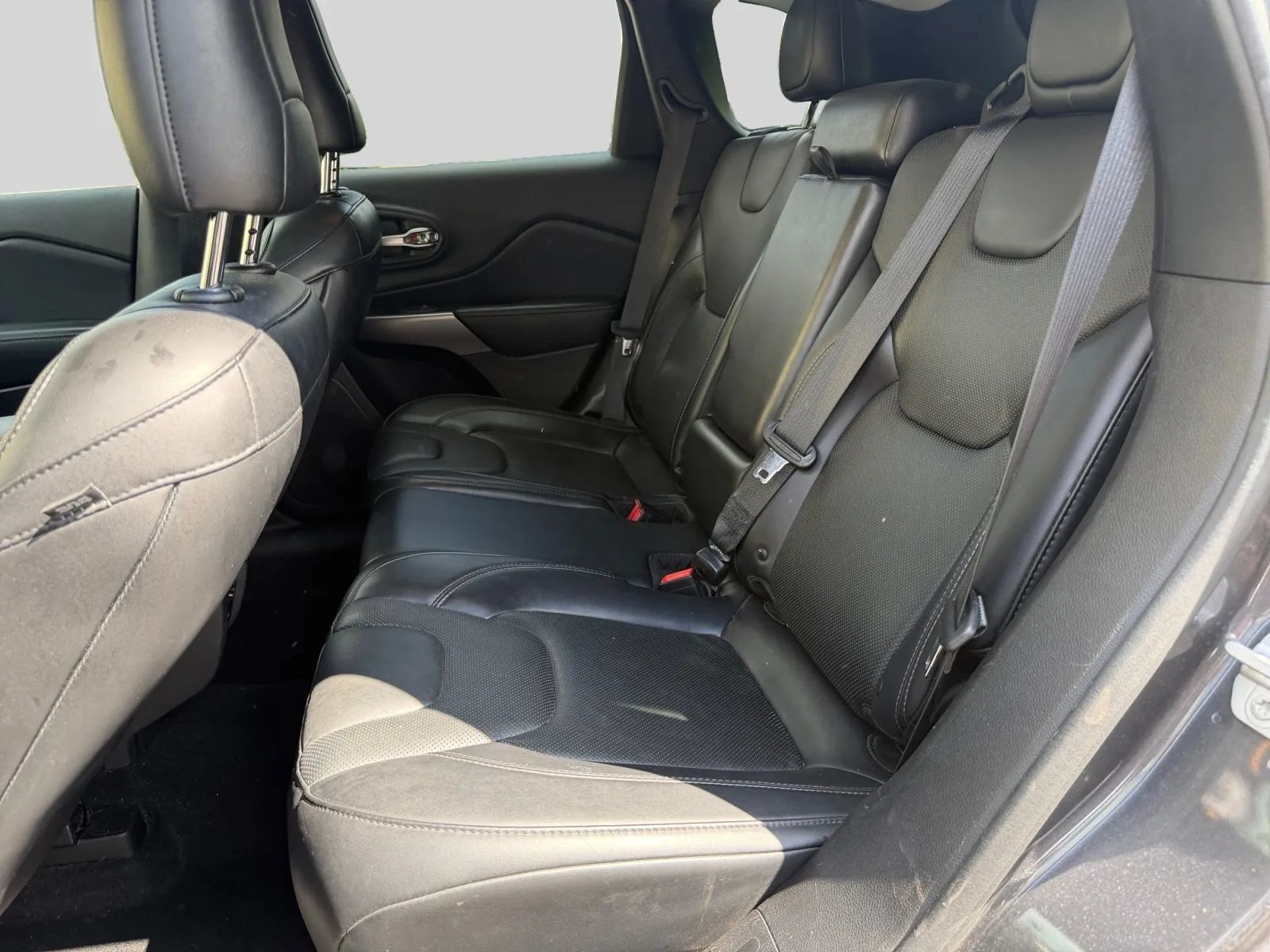 Used 2019 Jeep Cherokee Limited FWD image 13