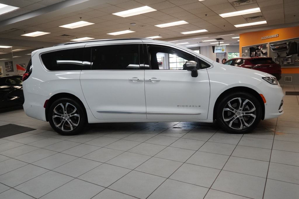 Used 2025 Chrysler Pacifica Pinnacle AWD/4WD image 16